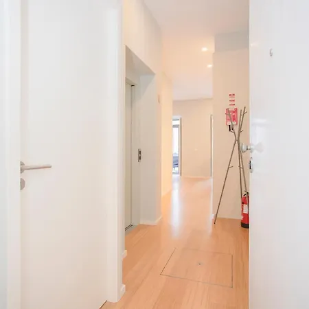 Liiiving In - Sweet Sunlight Terrace Apartment *