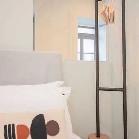 Liiiving In - Sweet Sunlight Terrace Apartment